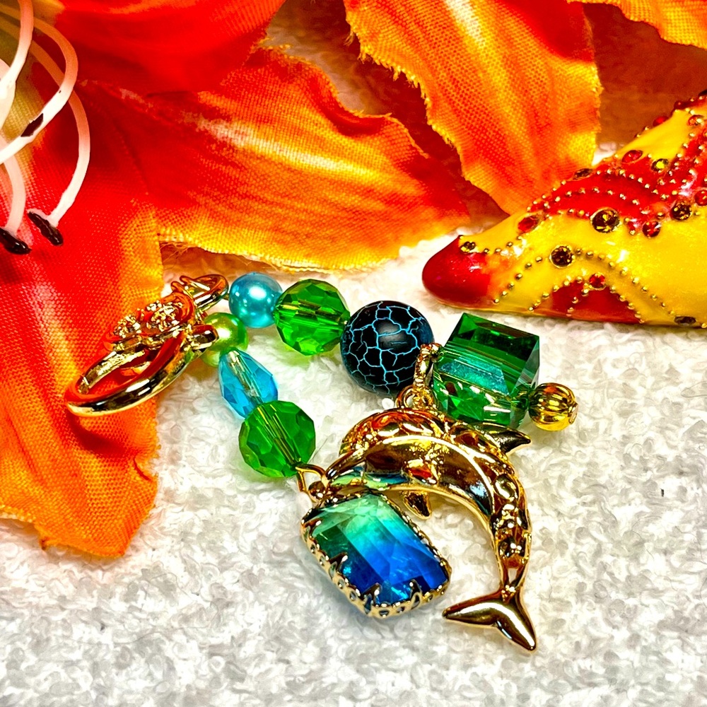 💦🌊beautiful blue and green keychain purse bling with a stunning dolphin charm